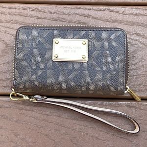 *LIKE NEW*- Michael Kors wristlet wallet